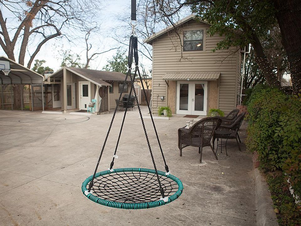 Occupants have full use of the patio and its amenities.