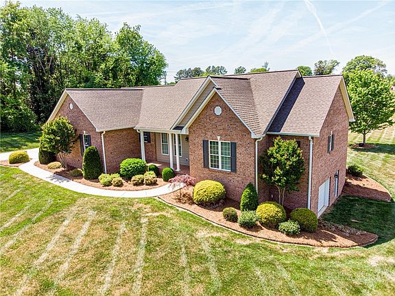 3rd image of 379 Horseshoe Bend Road