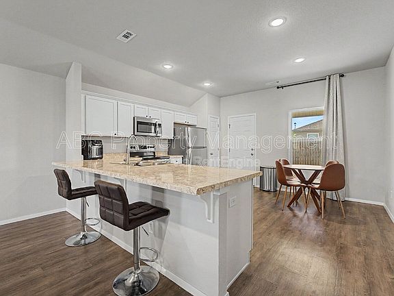 5th image of 946 E Sparrow Cir