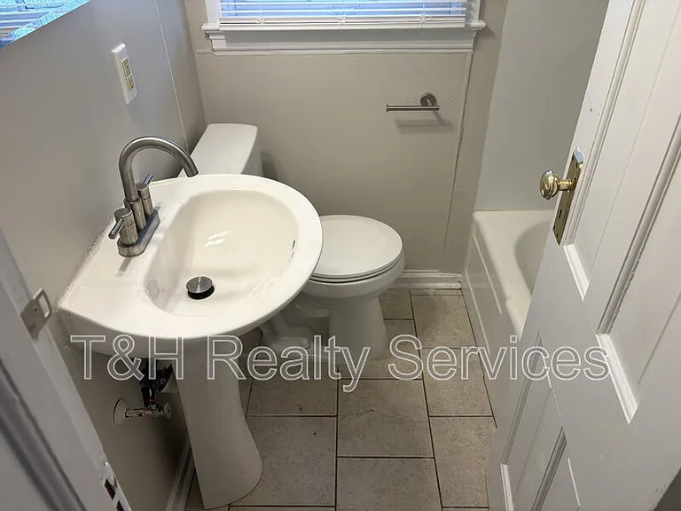 2106 E 46th St — Photo 15
