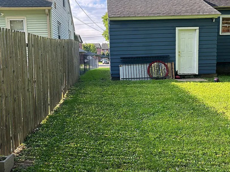 122 W Florence Ave — Photo 3