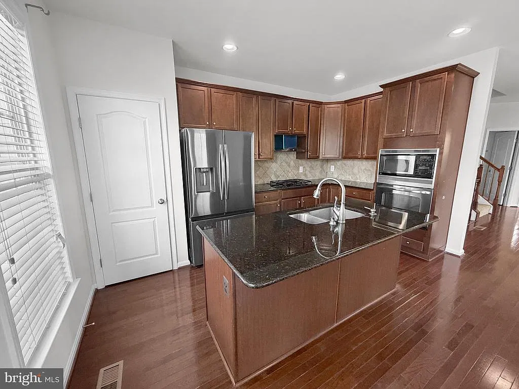 3 bed, 3.5 bath, 2628 sqft, $3,250 — Photo 4