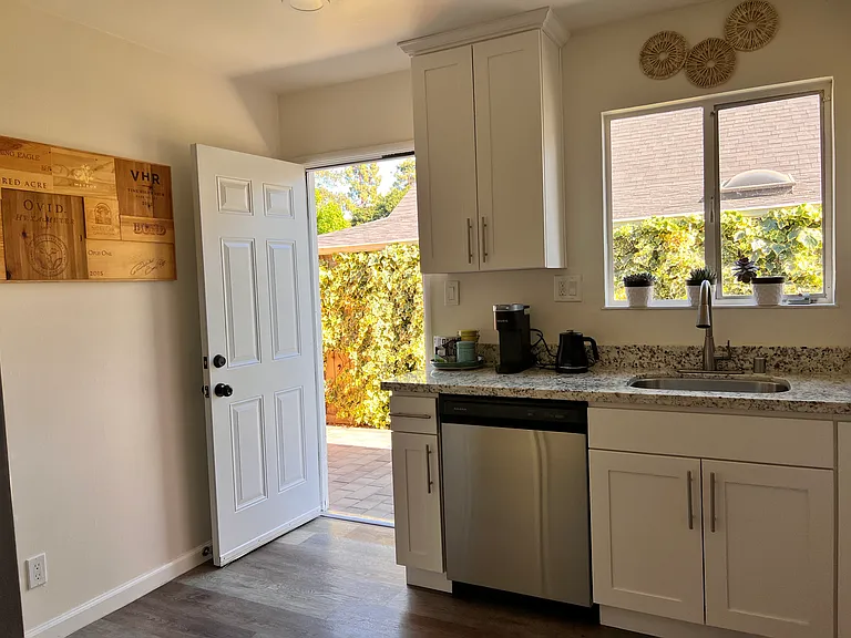 1109 Willow Ave — Photo 3