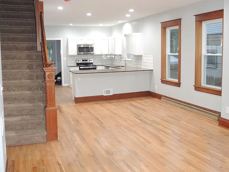 1107 W Lincoln St — Photo 2