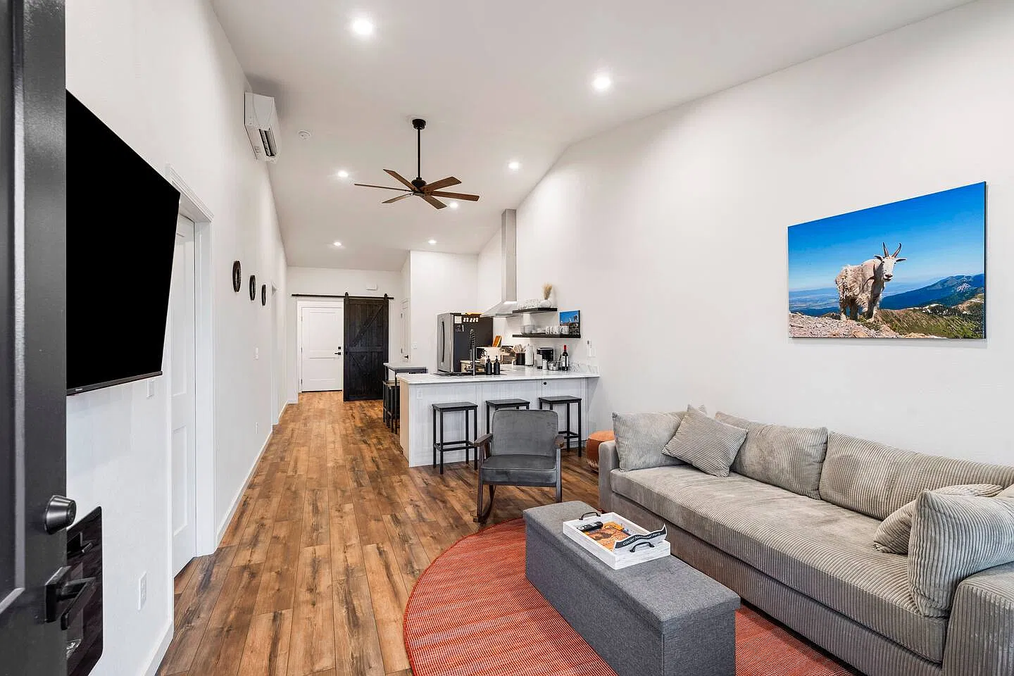 2 bed, 919 sqft, $1,550 — Photo 3
