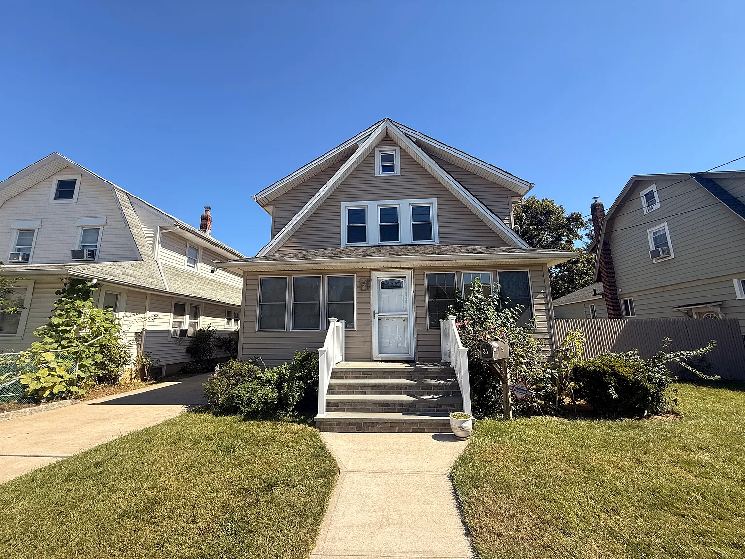 4 bed, 2000 sqft, $6,000 — Photo 1