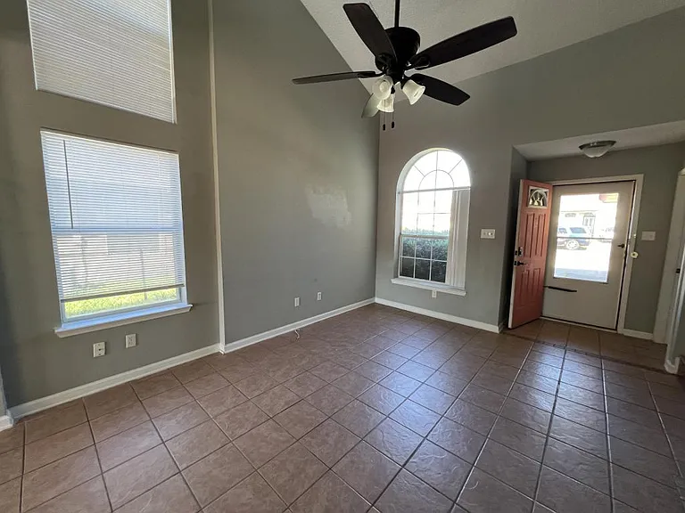 2302 Tracey Ann Ln — Photo 4