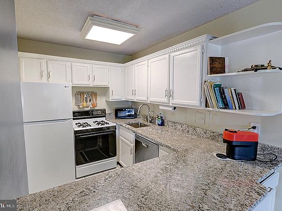 4th image of 5225 Pooks Hill Rd APT 506N