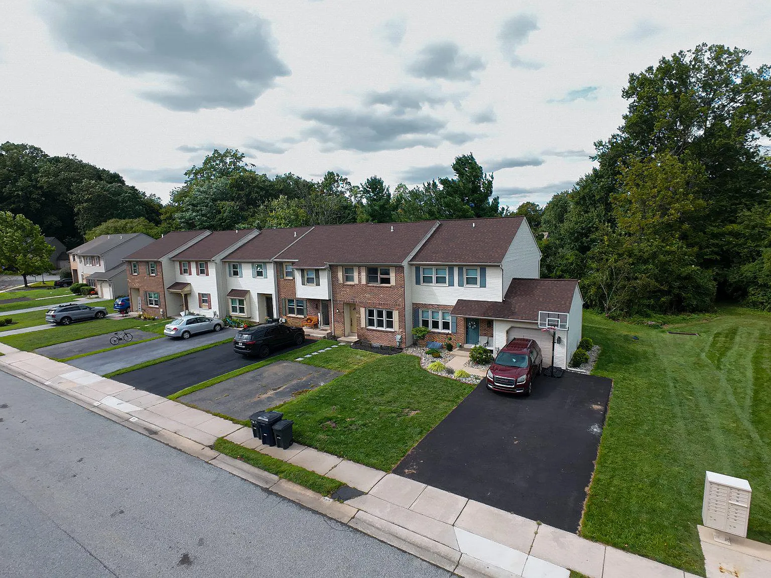 3 bed, 2.5 bath, 1371 sqft, $2,400 — Photo 1