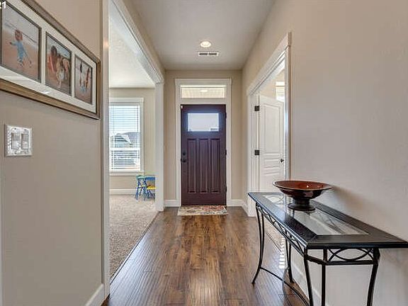 3rd image of 530 Lilac Ln