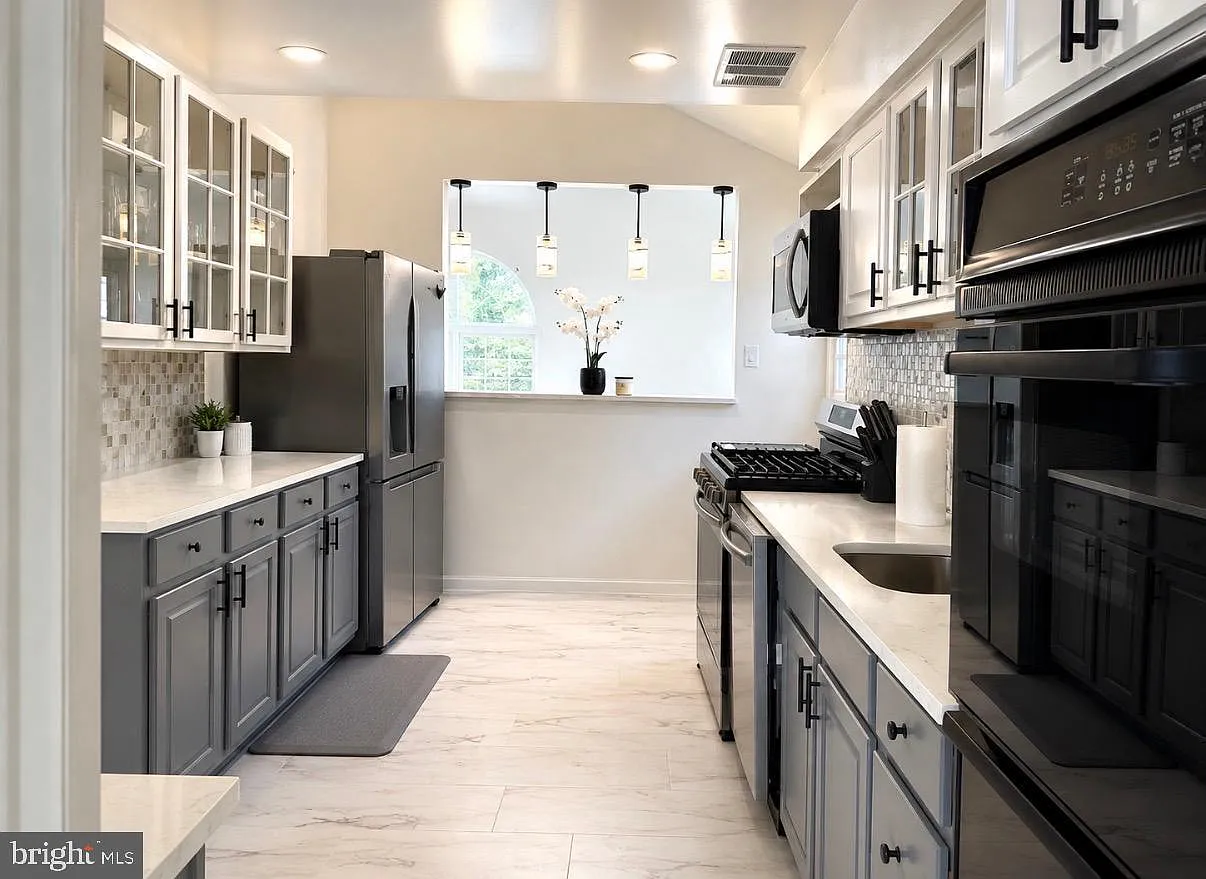 4 bed, 2370 sqft, $4,200 — Photo 4