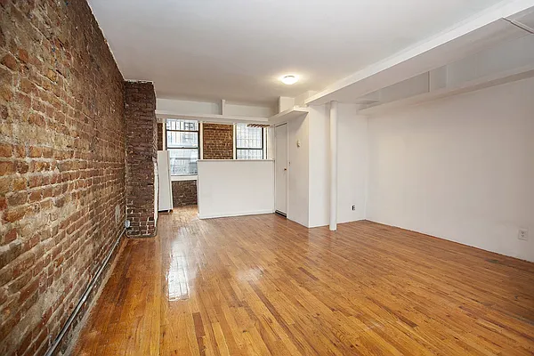 Rented by Avi Nash Associates | media 10