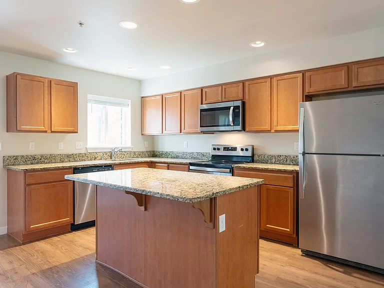 Modern 3 bedroom Townhomes with Garage — Photo 12