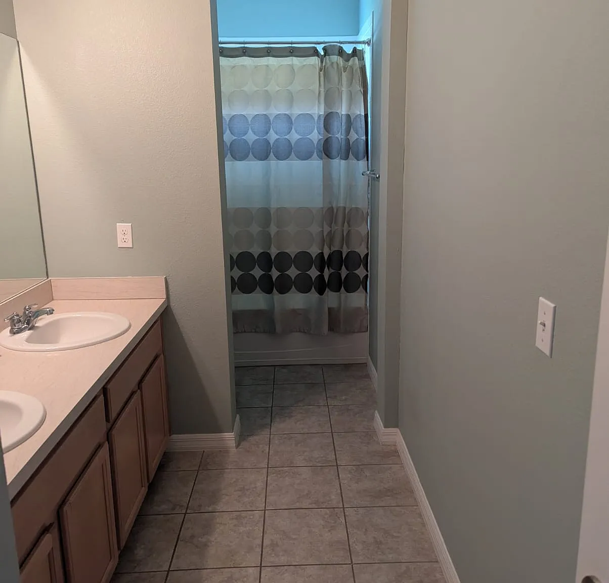 1 bed, 4704 sqft, $1,000 — Photo 2