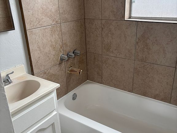 5th image of 1120 W 85th St #1/2