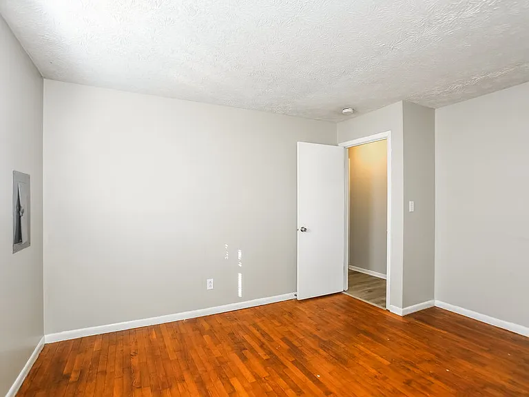 4623 N Richardt Ave — Photo 10