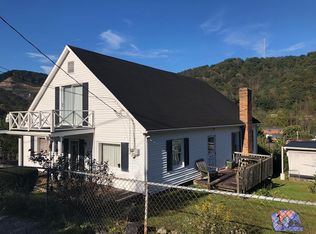 28 Spring Ave, Hazard, KY 41701