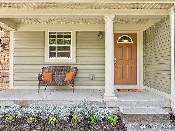 4th image of 2178 Hollyhock St NE