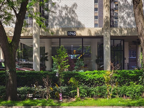 2nd image of 5740 N Sheridan Rd APT 15E