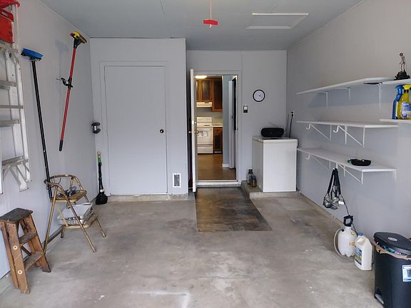 Oversized Heated/Air conditioned Garage