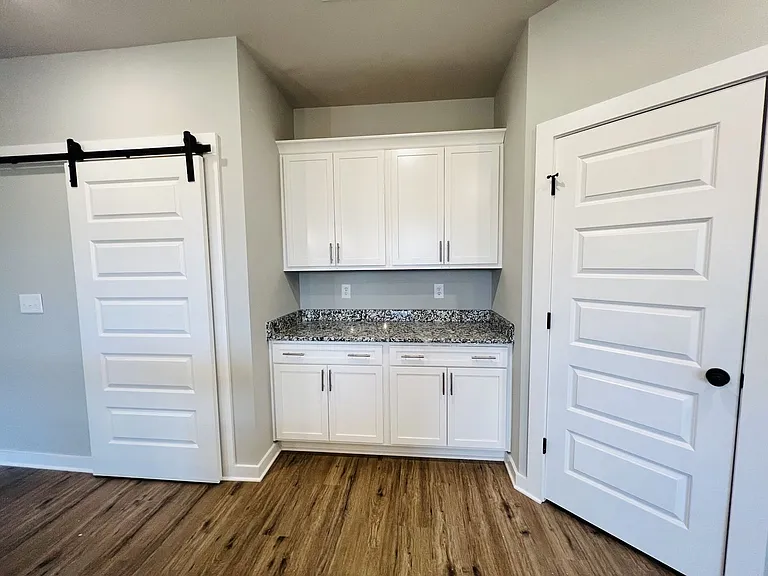 731 N Main St — Photo 8