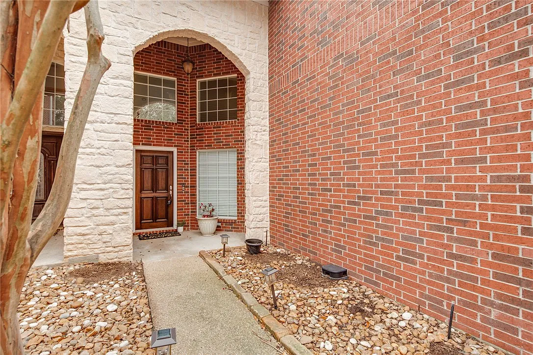 3 bed, 1898 sqft, $2,000 — Photo 4