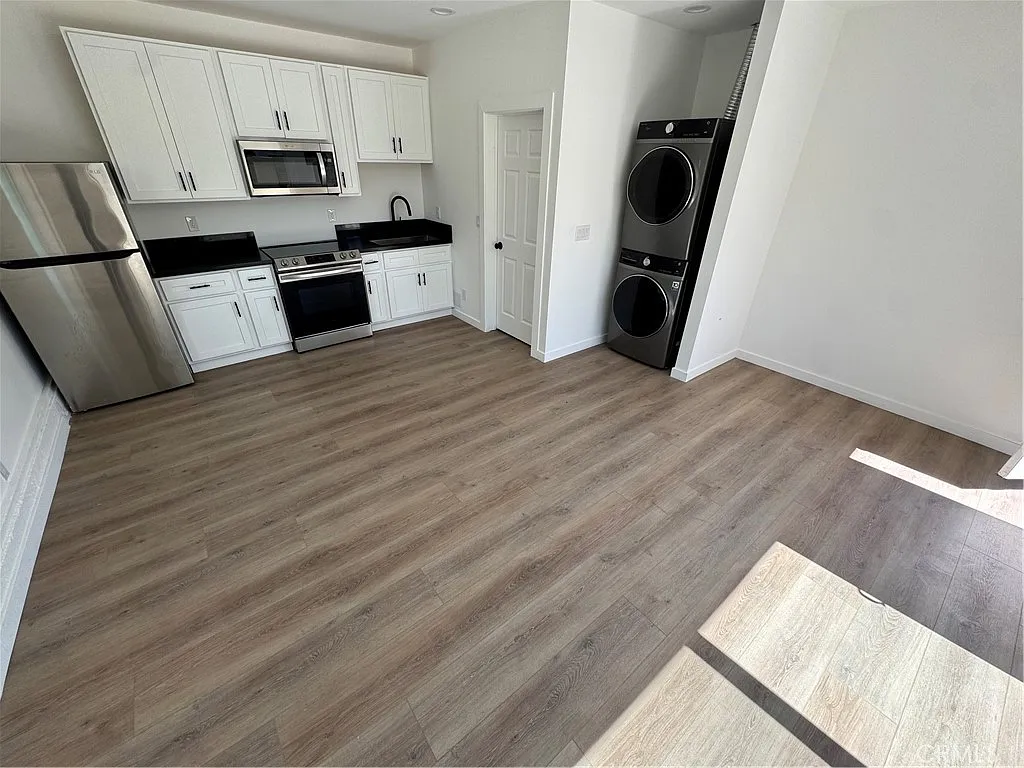 Studio, 400 sqft, $1,999 — Photo 2