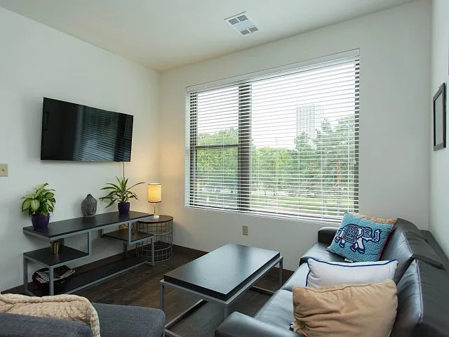 1475 Washington Ave — Photo 6