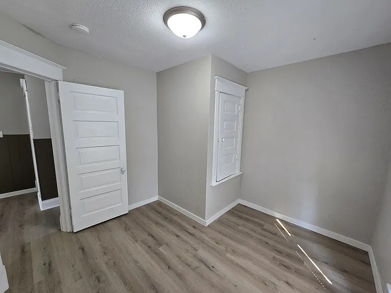 422 Baltimore St — Photo 14