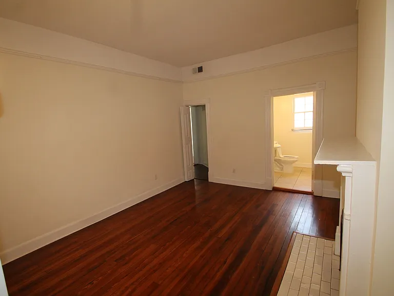 122 W Waldburg St #2 — Photo 6