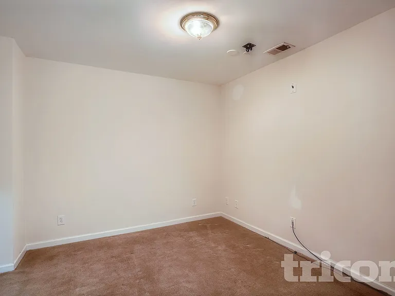18 Parklin Trl — Photo 5