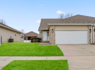 8105 Cheney Ridge Rd, Lincoln, NE 68516