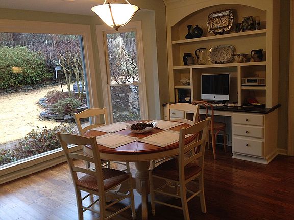 Eat in kitchen w/build-ins