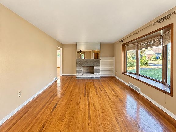 3rd image of 1143 Greentree Rd