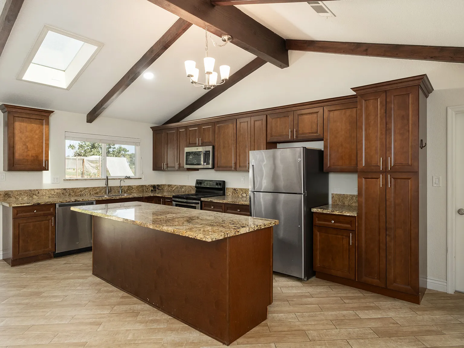 4 bed, 2400 sqft, $2,700 — Photo 3