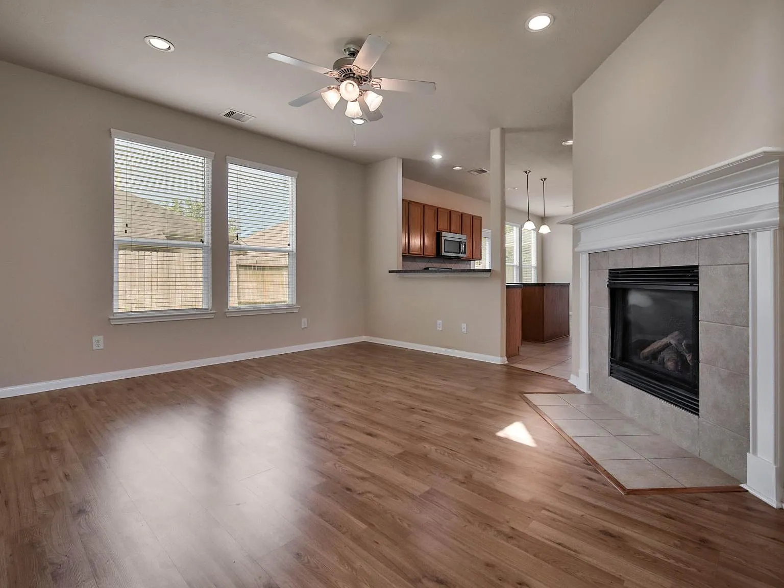 3 bed, 3.5 bath, 2082 sqft, $2,300 — Photo 3