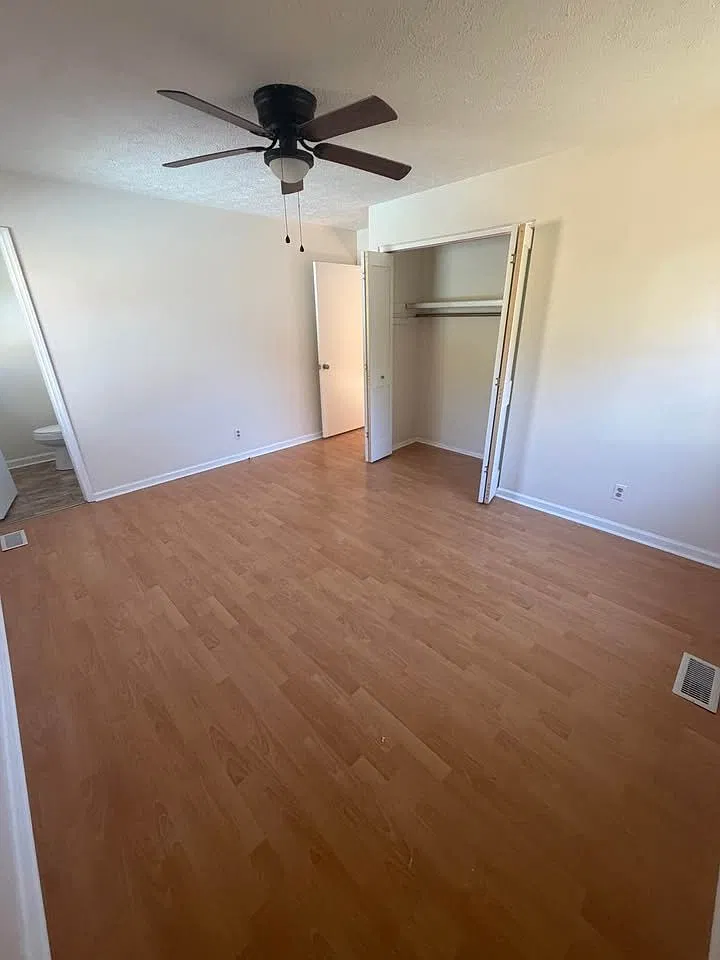 3 Bed / 1.5 Bath Single Level Brick Ranch — Photo 2