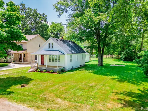 25450 6th St, Grosse Ile, MI 48138