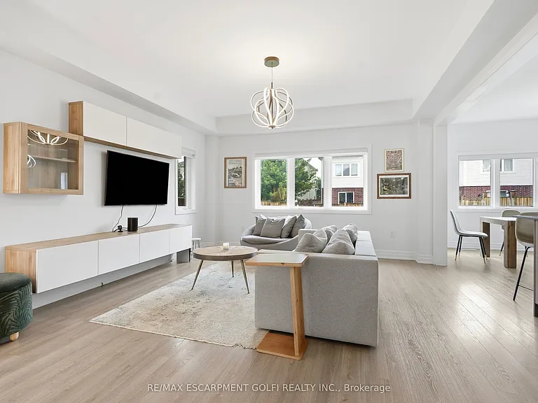 45 Dominion Cres — Photo 3