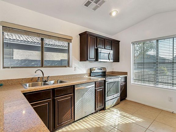 5th image of 2452 W Parkway Dr
