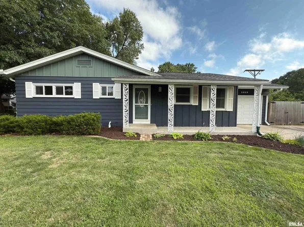 1525 Elmwood Ave, Bettendorf, IA 52722