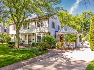 208 N Montclair Ave, Glen Ellyn, IL 60137