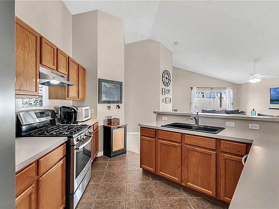 5th image of 745 Prince Charles Dr