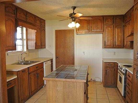 Kitchen w/ Island