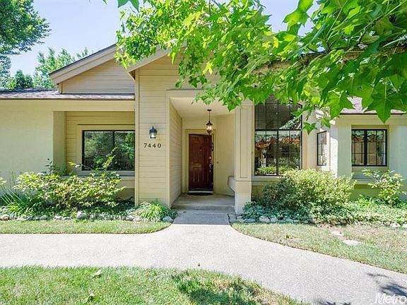 2nd image of 7440 Creekridge Ln