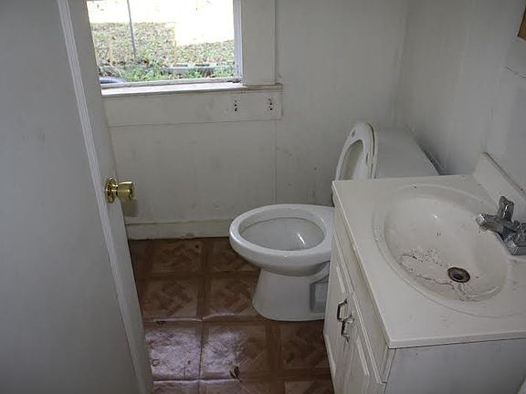 3rd image of 3541 Broadway Ave