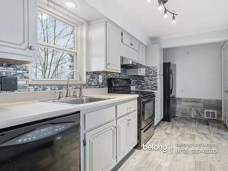 5240 Orchard Hill Dr — Photo 2