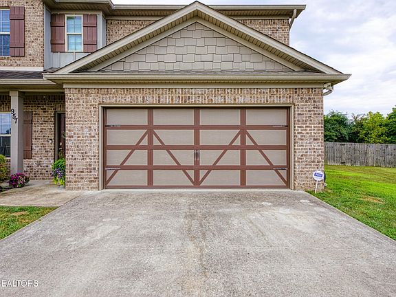 2nd image of 957 W Glenview Dr