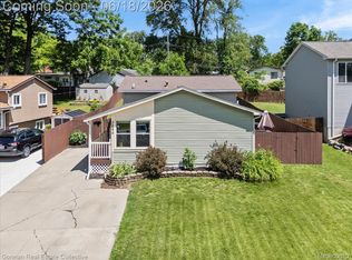 3840 Cass Elizabeth Rd, Waterford, MI 48328