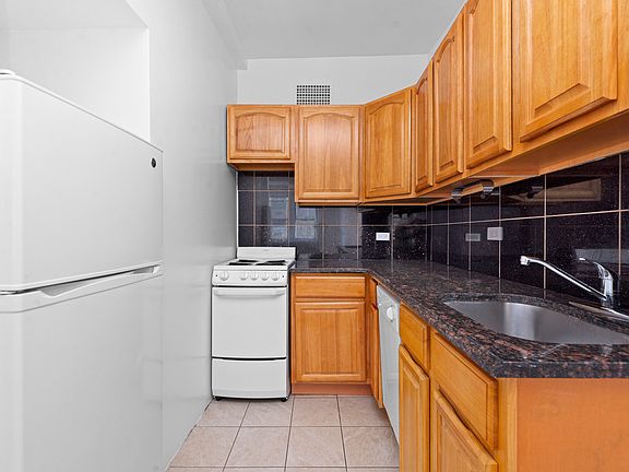 3rd image of 200 W 70th St APT 10E